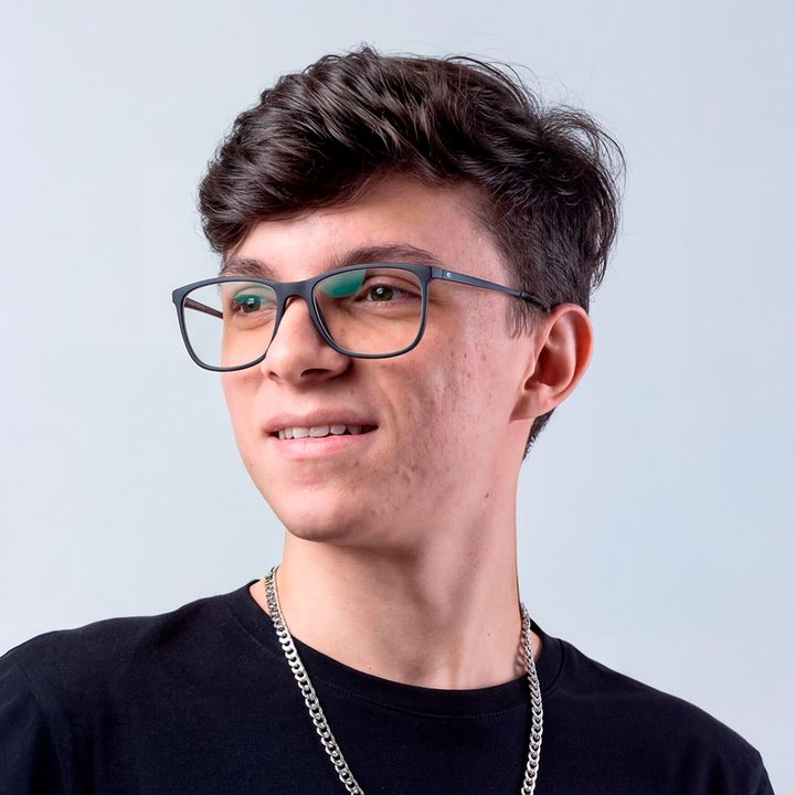 Retrato de Fernandes, fundador da Midmark Studio, de óculos e camiseta preta